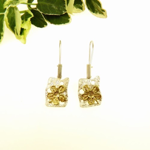 Oryginalne kolczyki z kwiatuszkiem.