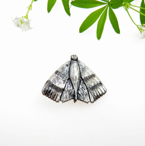 Broszka srebrna z ćmą.