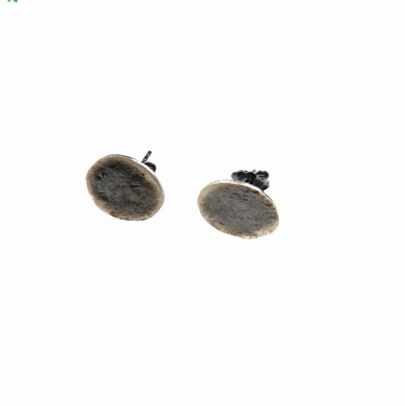 Minimalistyczne kolczyki.