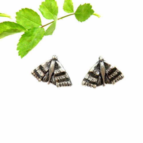 Kolczyki srebrne z ćmami.