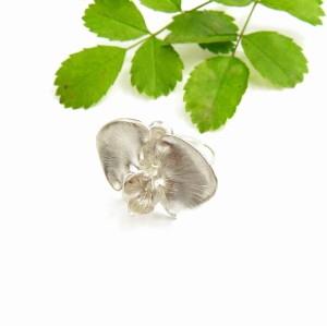 Pierścionek z orchideą dużą.