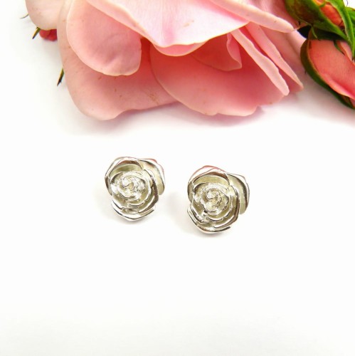 Klipsy srebrne z różyczkami.