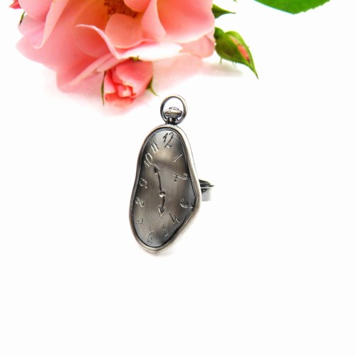 Pierścionek srebrny z zegarem.