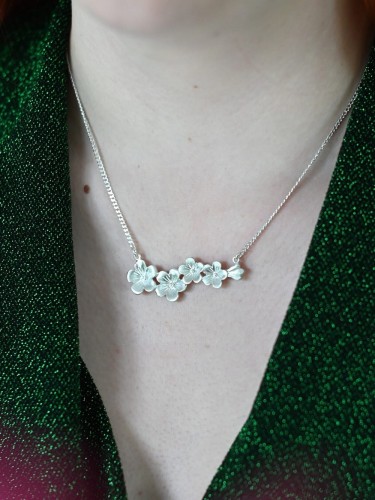 Naszyjnik  z kwiatkami.