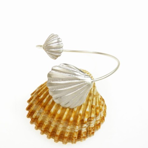 Bransoletka z muszelkami.