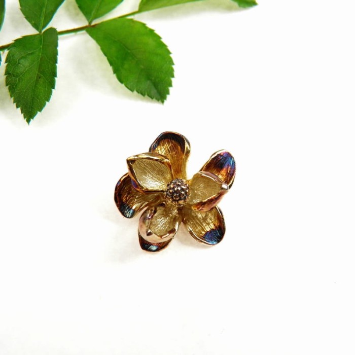 Wisiorek z kwiatem magnolii.