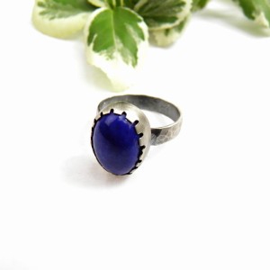 Pierścionek z lapis lazuli.