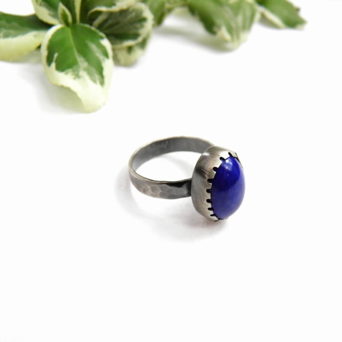 Pierścionek z lapis lazuli.