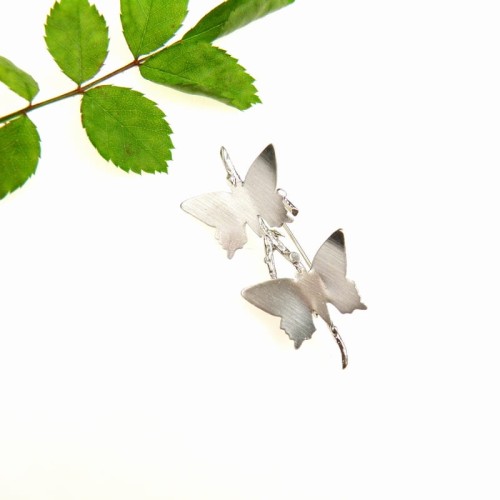 Broszka z motylkami.