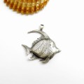 Wisiorek srebrny z rybką.