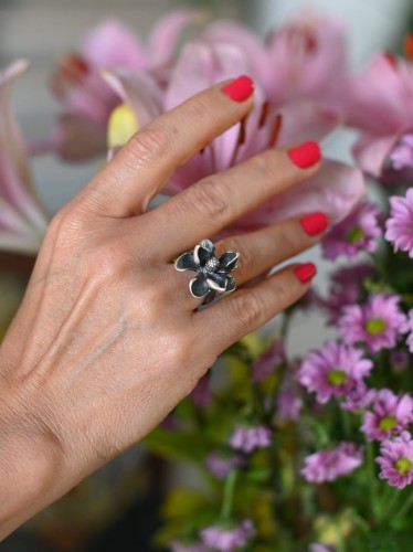 Pierścionek z magnolią szarą.