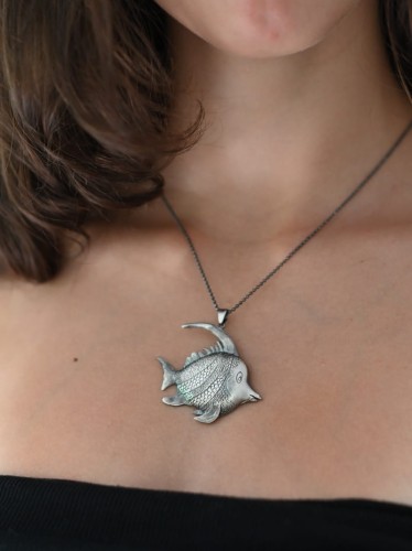 Wisiorek z dużą rybką szarą.