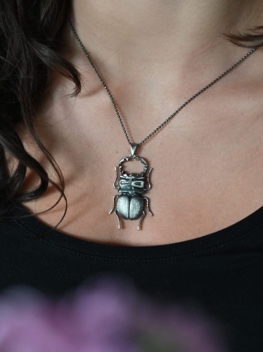 Zawieszka z dużym skarabeuszem.