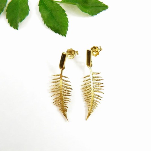 Kolczyki pozłacane z paprotkami małymi.