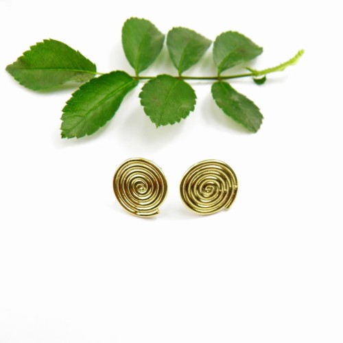 Złote zawijaski kolczyki.