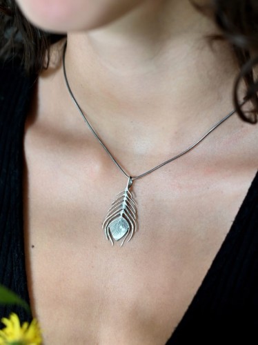 Zawieszka z piórkiem szarym.