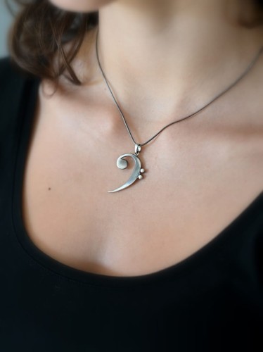 Zawieszka z kluczem basowym.