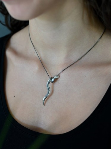 Zawieszka z wężem.