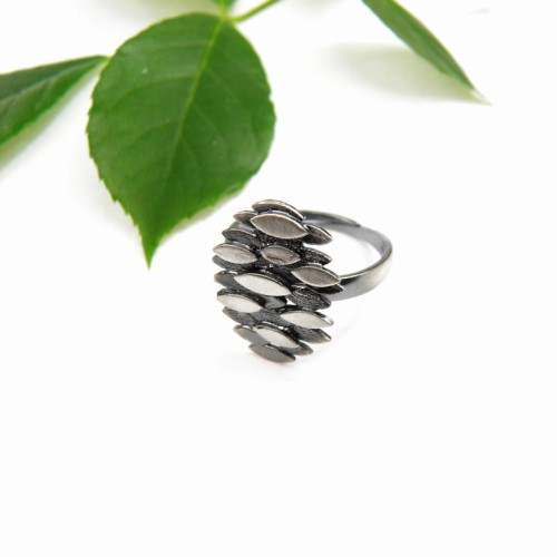 Pierścionek z szyszką.