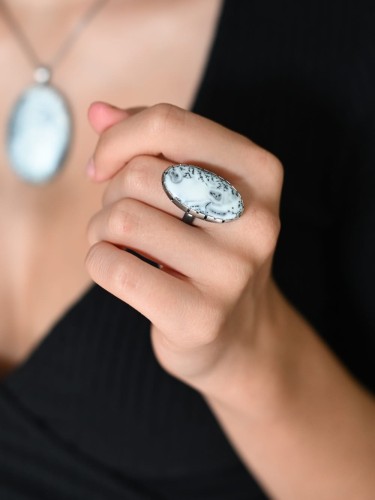 Pierścionek z agatem dendrytowym.