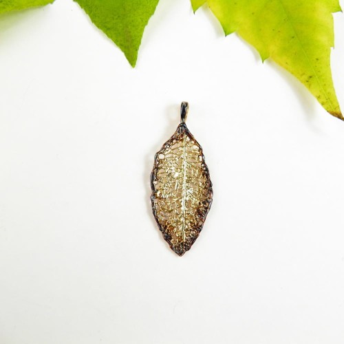 Zawieszka z małym listkiem.