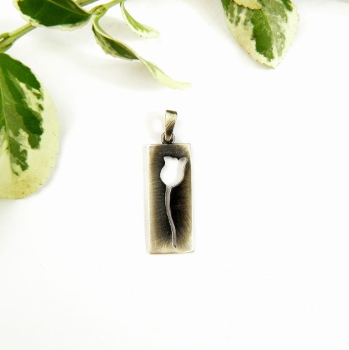 Wisiroek z tulipanem.