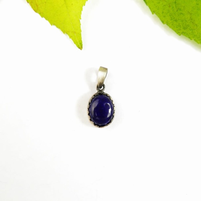 Mała zawieszka z lapis lazuli.