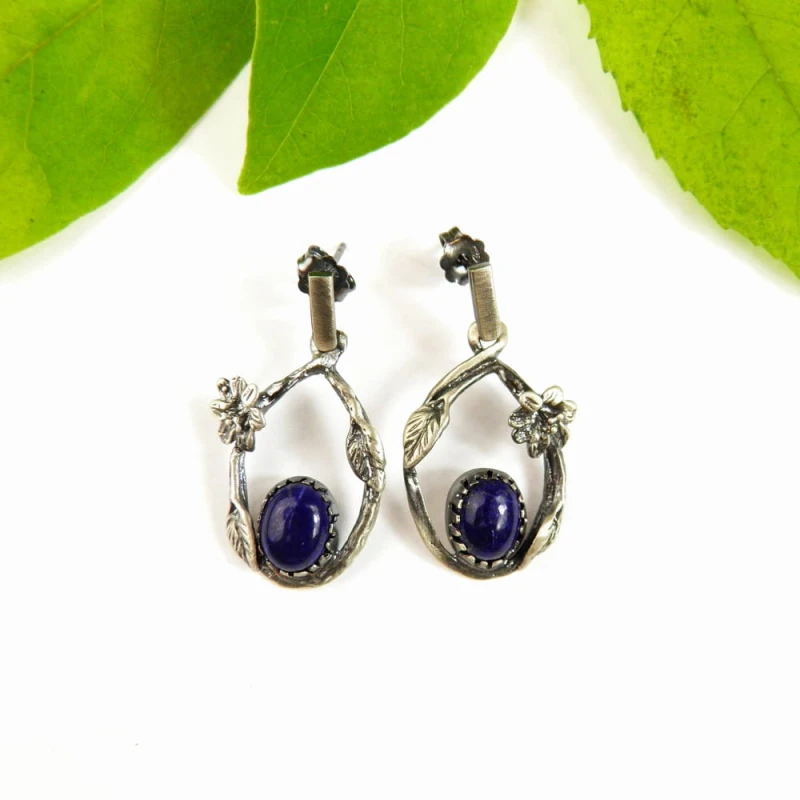 Oryginalne kolczyki z lapis lazuli.