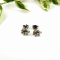 Malutkie kolczyki z kwiatuszkami.