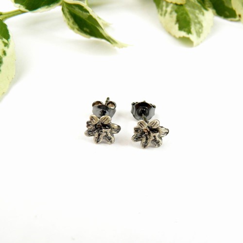 Malutkie kolczyki z kwiatuszkami.