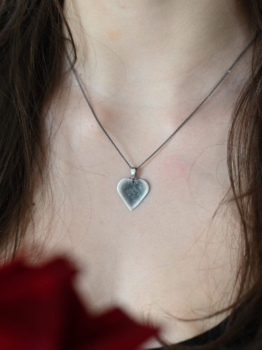 Zawieszka z serduszkiem szarym.