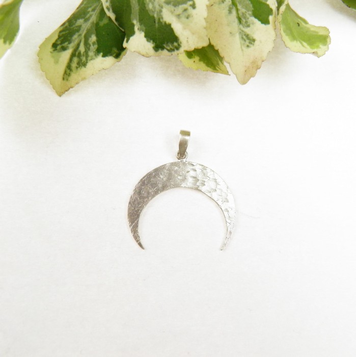 Lunula wisiorek jasny.