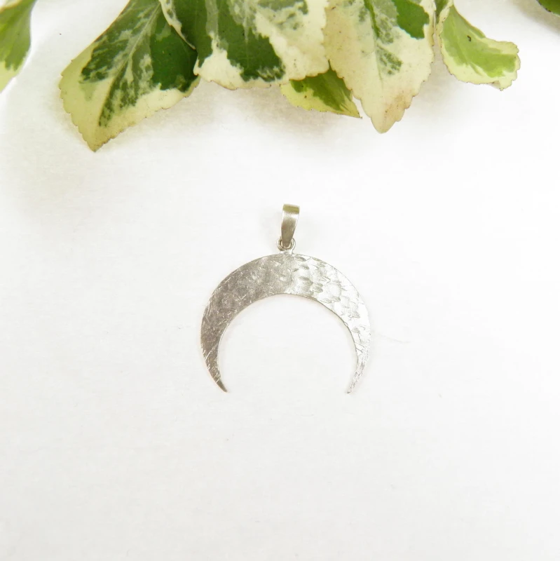 Lunula wisiorek jasny.
