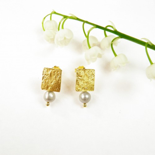 Kolczyki z perłą pozłacane.