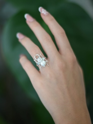 Pierścionek z żuczkiem.