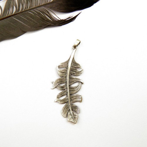 Szare piórko wisiorek.