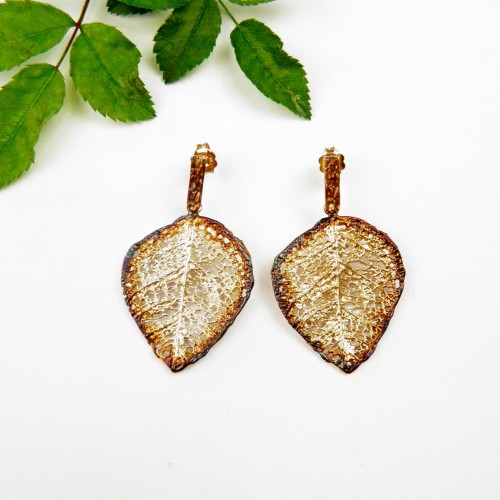 Kolczyki z liśćmi.
