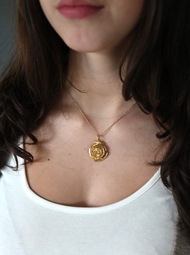 Wisiorek z różą złotą.