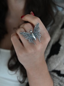 Motyl duży szary pierścionek.