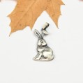 Srebrna zawieszka z króliczkiem małym.