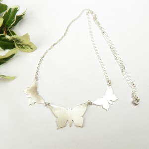 Naszyjnik z motylkami białymi