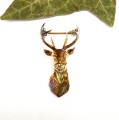 Jeleń brązowa broszka.