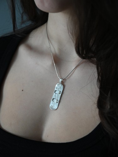 Zawieszka ze snowbordem.