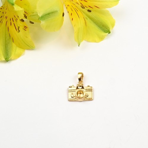 Zawieszka z aparatem fotograficznym.