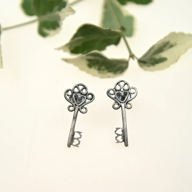 Małe  kluczyki kolczyki.