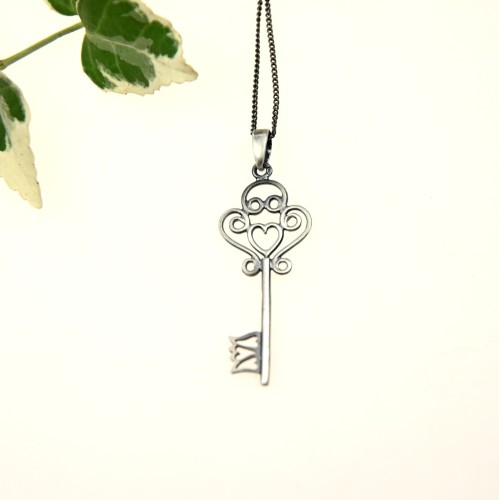 Zawieszka z kluczykiem.