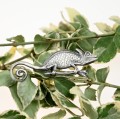 Kameleon broszka szara.