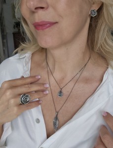 Zawieszka srebrna - Oksydowana róża mała 