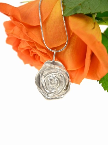 Zawieszka z różą.