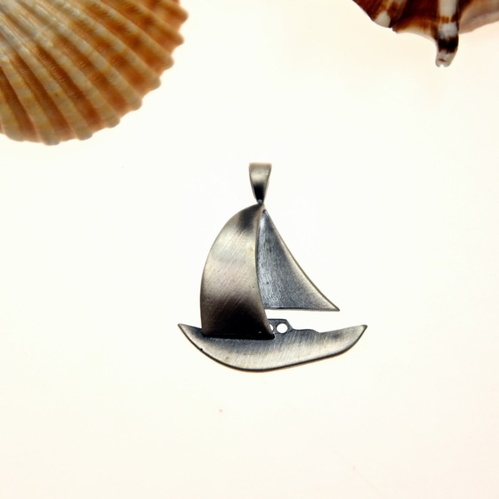 zawieszka-z-zaglowka-venus-galeria-bizuteria-handmade (4).jpg
